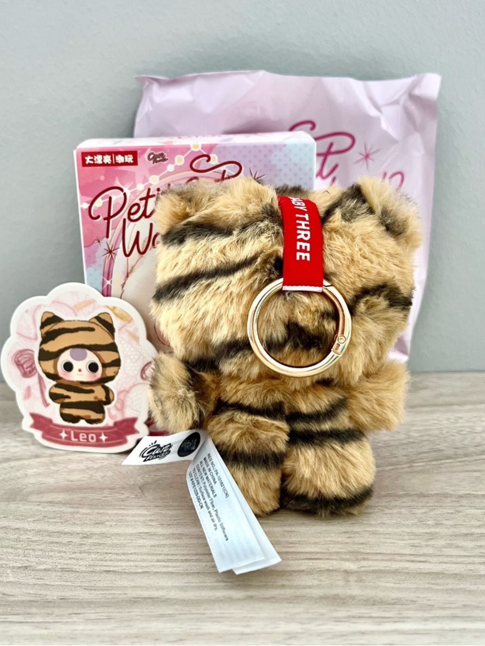 Baby Three Petit Cat Wardrobe V2 Vinyl Plush Pendant - Leo - Picture 2 of 6